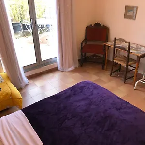 Quite Rooms In Aix Center Couette-café